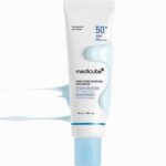 ضد آفتاب مدی کیوب آبی کنترل کننده منافذ حاوی هیالورونیک و پانتنول با SPF50 حجم 50 میل